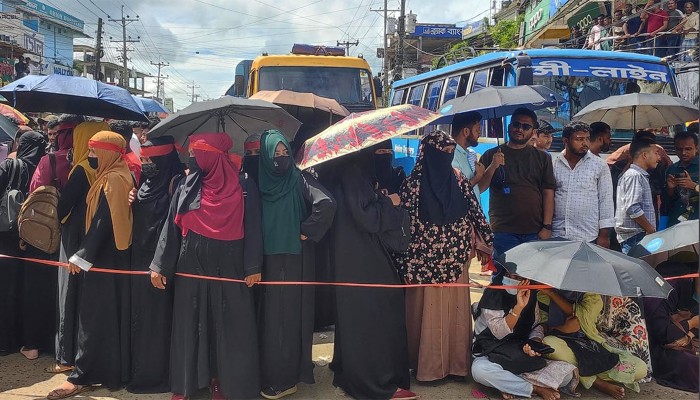 ​কক্সবাজার-টেকনাফ সড়কে চাকরিচ্যুত শিক্ষকদের অবরোধ