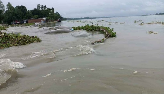 তলিয়ে যাচ্ছে একের পর এক গ্রাম