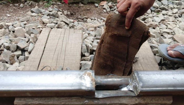 ​রাজশাহীতে ভাঙা রেললাইনে বস্তা গুঁজে চলছে ট্রেন