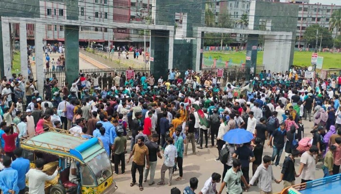 ইন্টার্ন চিকিৎসকদের ধর্মঘট অব‍্যাহত, চরম দুর্ভোগে রোগীরা