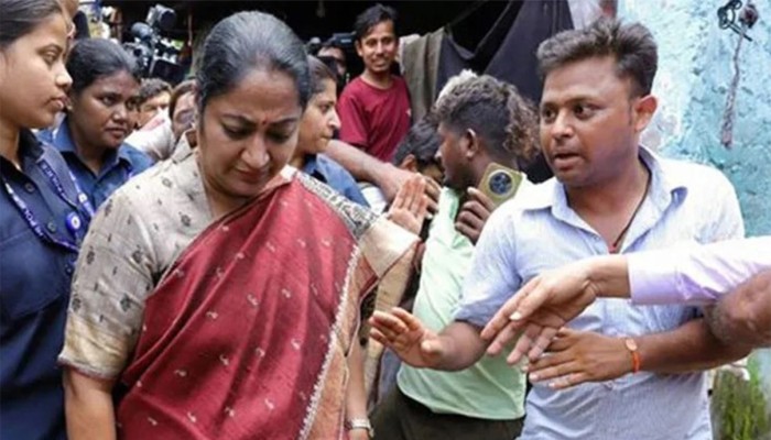 ​দিল্লির মুখ্যমন্ত্রীর গালে কষে ‘চড়’ মারলেন যুবক