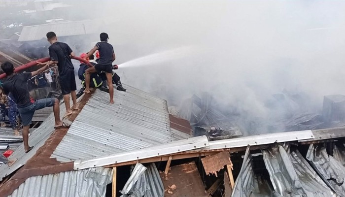 ​মহাখালীর সাততলা বস্তির আগুন নিয়ন্ত্রণে