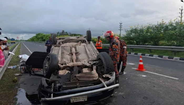 ​এক্সপ্রেসওয়েতে প্রাইভেটকার উল্টে নিহত ৩