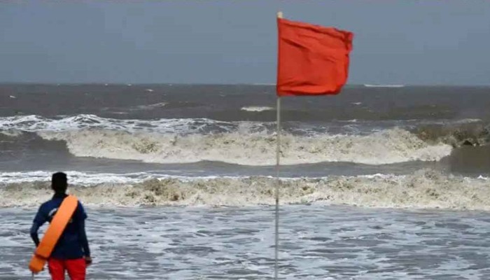 ​চার সমুদ্রবন্দরে ৩ নম্বর সতর্ক সংকেত