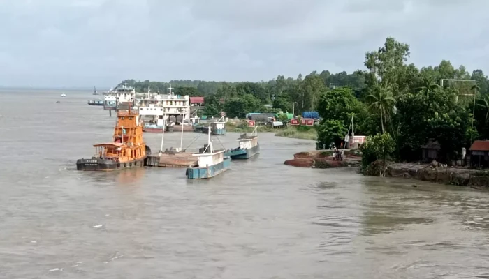 পদ্মার স্রোতে ভেসে গেল পন্টুন, পাটুরিয়ায় ৪ নম্বর ঘাট বন্ধ
