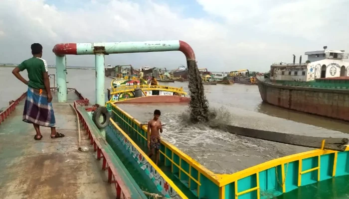 ​মেঘনার পাড় ঘেঁষে বালু উত্তোলন: হুমকিতে বাঁধ, আতঙ্কে স্থানীয়রা