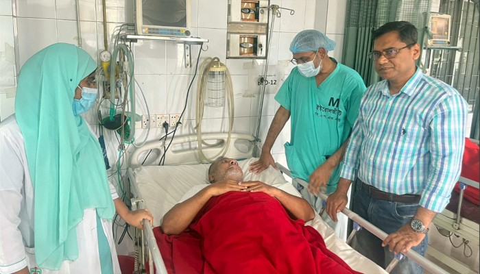 জিলানীর শরীরে রয়ে যাওয়া 'পিলেট' অপসারণ করলেন ডা. রফিক