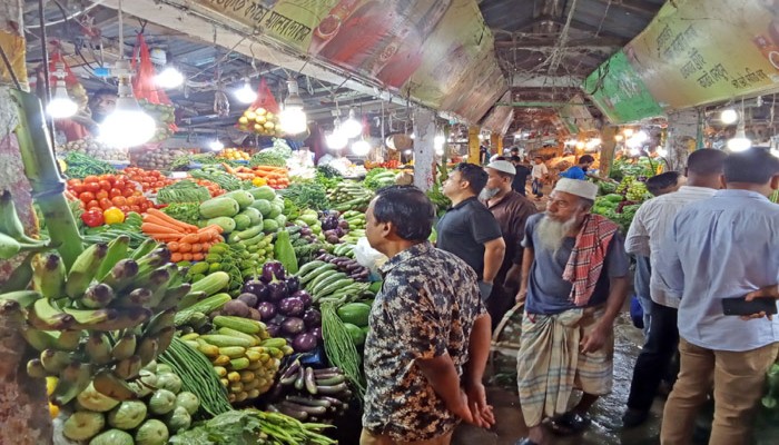 ​সবজির বাজার লাগামহীন