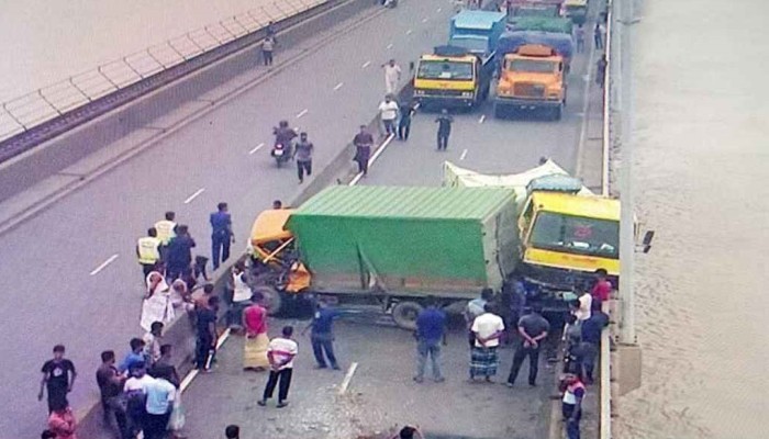 ​যমুনা সেতুর ওপর ট্রাক, কাভার্ডভ্যান ও ট্যাংকারের সংঘর্ষ