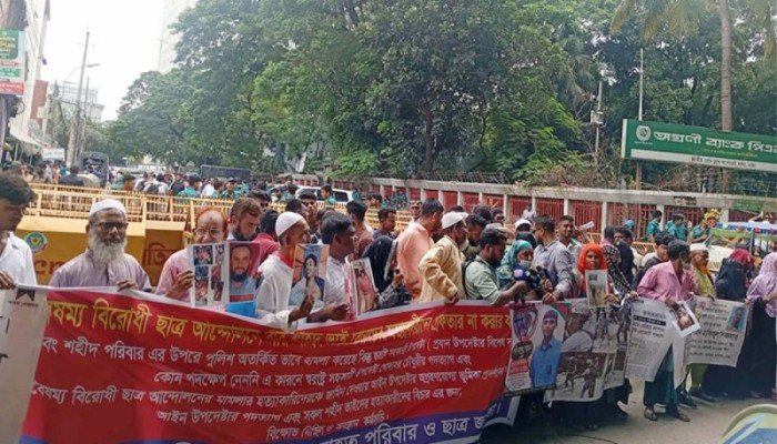 সচিবালয়ের সামনে জুুলাই শহীদ ও আহতদের স্বজনদের বিক্ষোভ