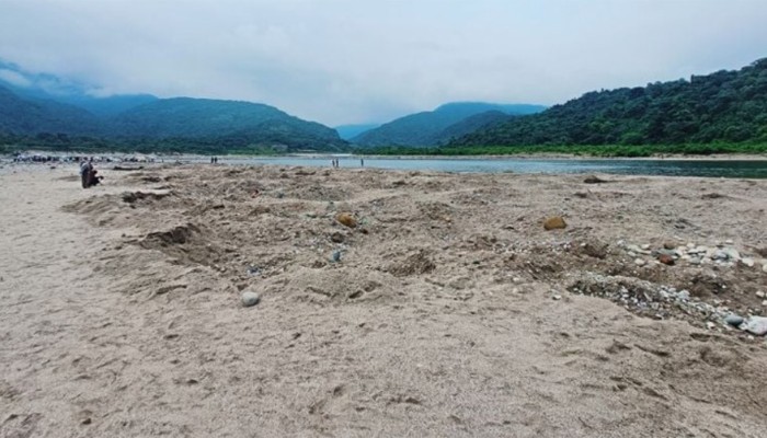 ​মঙ্গলবারের মধ্যে লুট হওয়া পাথর ফেরত না দিলে আইনি ব্যবস্থা