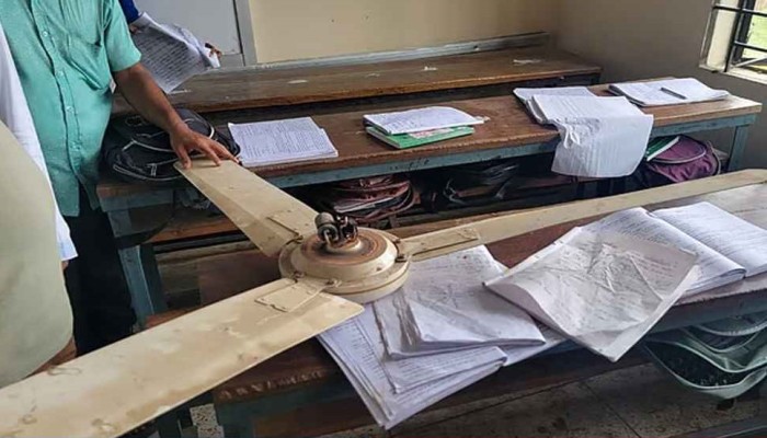 ​পাঠদানের সময় মাথার ওপর খুলে পড়ল সিলিং ফ্যান