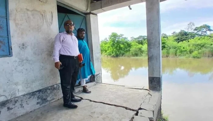 ফেনীতে নদী ভাঙনের কবলে বিদ্যালয়ের ভবন