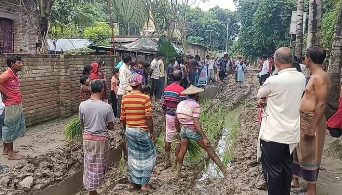 ​সড়ক যেন চষা ক্ষেত