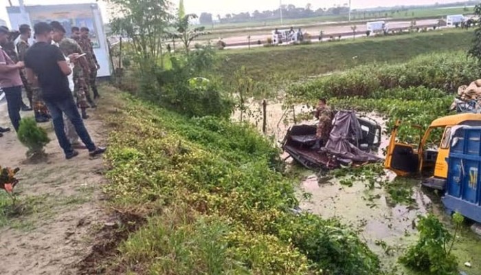 ​সেনাবাহিনীর গাড়ি উড়িয়ে দিল ট্রাক, আহত ৯