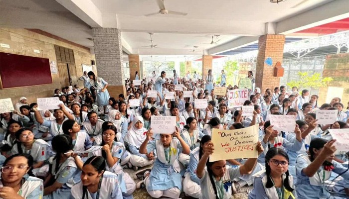 ​হিজাব বিতর্কে শিক্ষক বরখাস্ত, উত্তাল ভিকারুননিসা