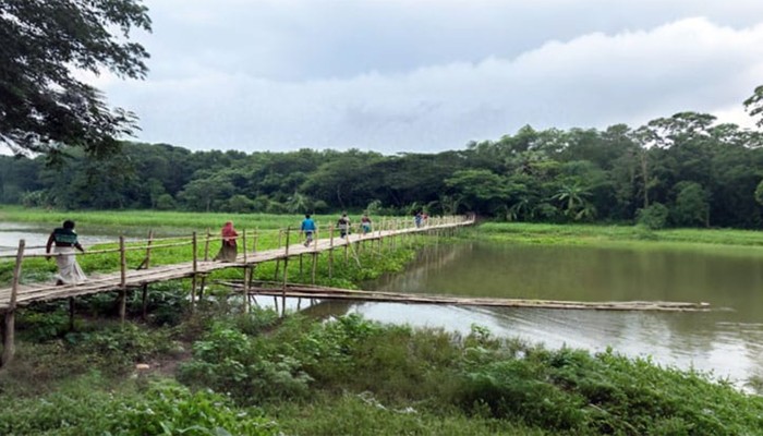 ​সেতু না থাকায় ঝুঁকিতে ৩ লাখ মানুষ