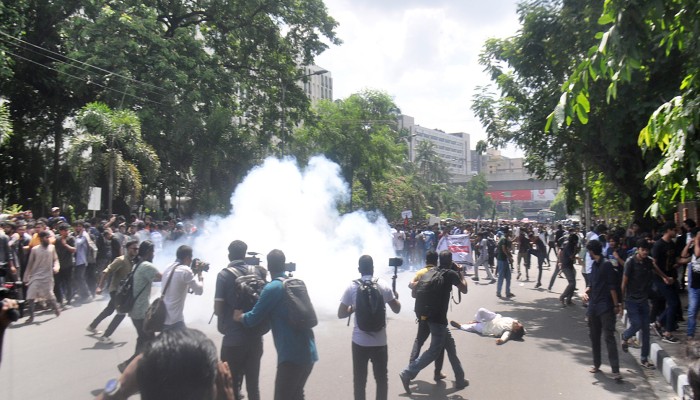​প্রকৌশল শিক্ষার্থীদের সঙ্গে পুলিশের সংঘর্ষ, আহত অন্তত ১০