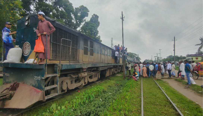 ময়মনসিংহে বলাকা কমিউটার ট্রেনের ইঞ্জিন বিকল