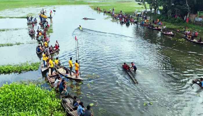 ফরিদপুরে ডোঙা বাইচ দেখতে মানুষের ভিড়