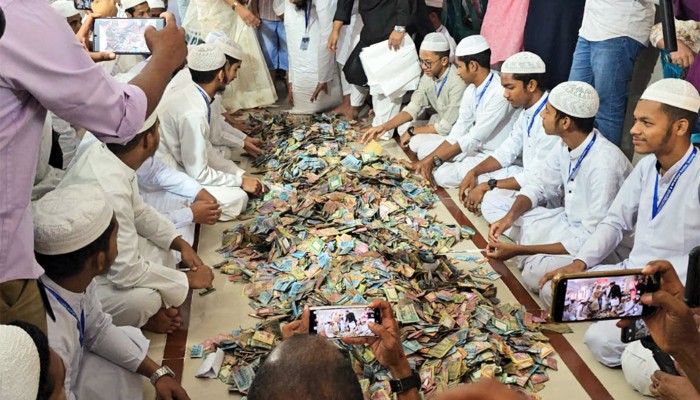 ​পাগলা মসজিদের দানবাক্সে মিলল রেকর্ড ৩২ বস্তা টাকা