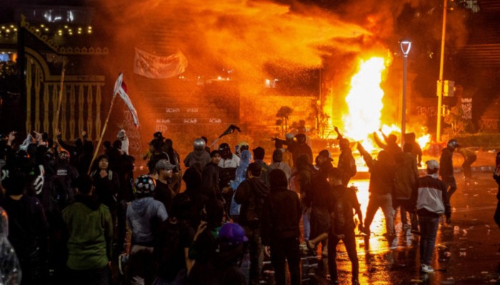 ​বিক্ষোভে উত্তাল ইন্দোনেশিয়া, সংসদ ভবনে আগুন, নিহত ৩