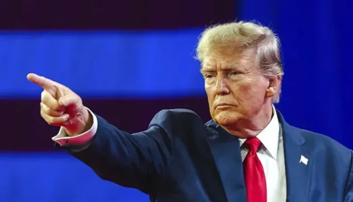 একসঙ্গে ৫০০ সাংবাদিকের চাকরি কেড়ে নিতে যাচ্ছে ট্রাম্প