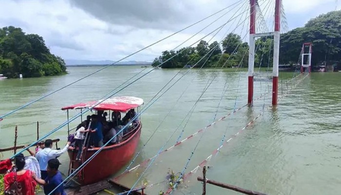 এখনো ডুবে আছে ঝুলন্ত সেতু!