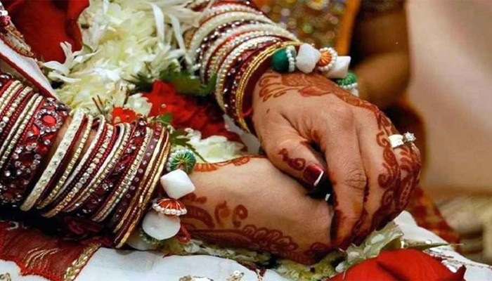 ​মোটরসাইকেল থেকে ছিটকে পড়া নববধূকে ফেলে পালালেন তারা