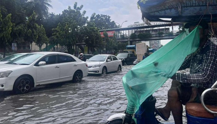 ​ঘণ্টা খানেকের বৃষ্টিতে ডুবলো রাজধানীর অনেক এলাকা