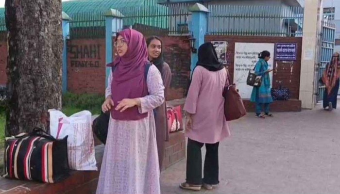 হল ছাড়ছেন বাকৃবির শিক্ষার্থীরা