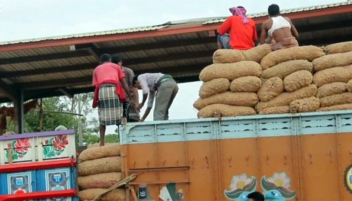 আড়াই বছর পর ভারত থেকে এলো ৬০ টন পেঁয়াজ
