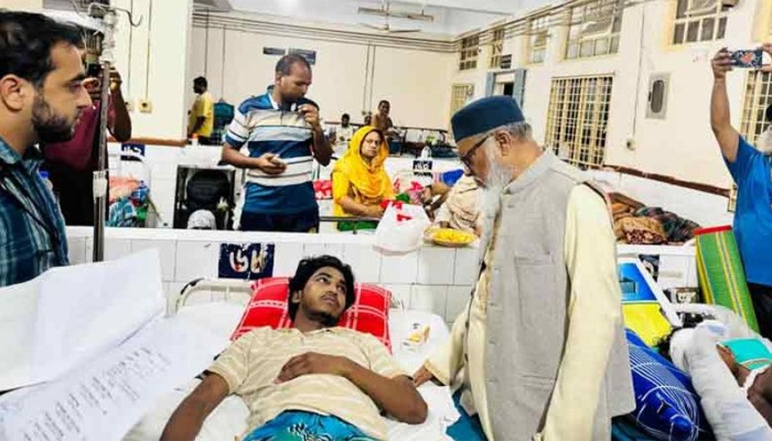​চবির আহত শিক্ষার্থীদের চিকিৎসার খোঁজ নিলেন ধর্ম উপদেষ্টা