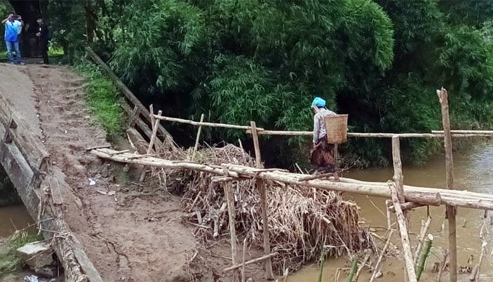 সেতুর উপর সাঁকো !