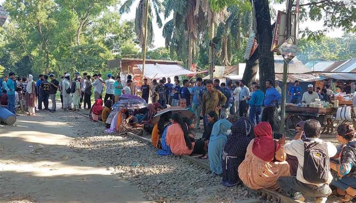 দ্বিতীয় দিনেও রেলপথ অবরোধ বাকৃবি শিক্ষার্থীদের