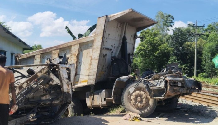 গাজীপুরে ডাম্প ট্রাকে ট্রেনের ধাক্কায় নিহত ২