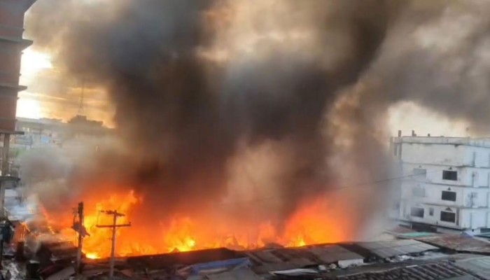 গাজীপুরে কাঁচাবাজারে অগ্নিকাণ্ড, অর্ধশত দোকান ভস্মীভূত