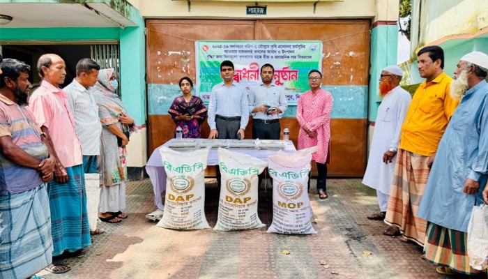 ​হিলিতে বিনামূল্যে বীজ ও সার বিতরণ