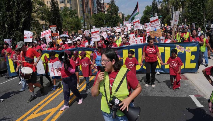 ​ট্রাম্পকে বিদায় করার দাবিতে বিক্ষোভে উত্তাল যুক্তরাষ্ট্র