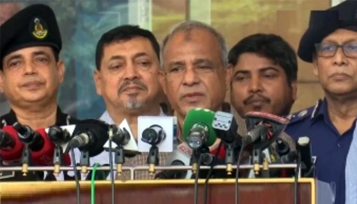 নেতাদের তেল দিয়েন না: পুলিশের উদ্দেশ্যে স্বরাষ্ট্র উপদেষ্টা