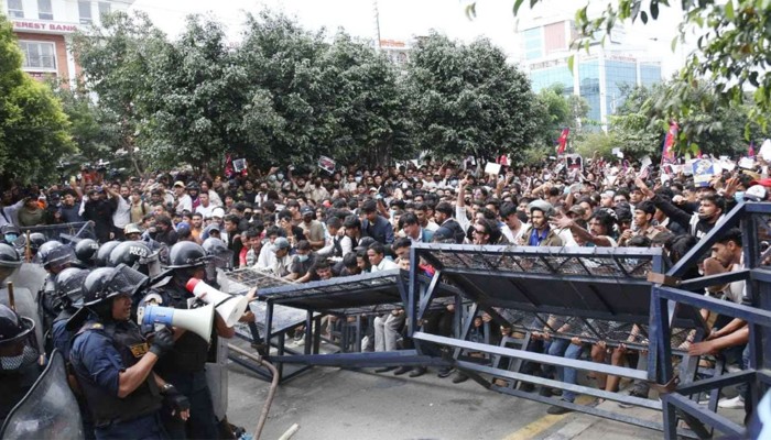 নেপালে বিক্ষোভ দমনে সেনা মোতায়েন, নিহত ৮