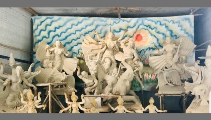 ​মণ্ডপে মণ্ডপে প্রতিমা তৈরির ব্যস্ততা