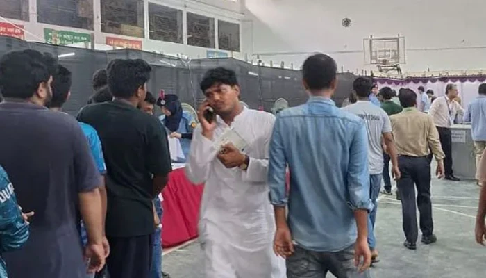 ​নিয়ম ভেঙে ভোটকেন্দ্রে ঢোকার অভিযোগ ছাত্রদল প্যানেলের ভিপি প্রার্থীর বিরুদ্ধে
