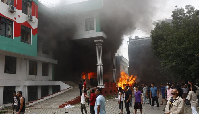 নেপালি কংগ্রেসের কেন্দ্রীয় কার্যালয়ে আগুন দিল বিক্ষোভকারীরা