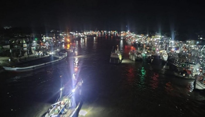 নদীর বুকে যেন এক টুকরো শহর