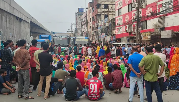 ​গাজীপুরে শ্রমিকদের বিক্ষোভ, মহাসড়ক অবরোধ