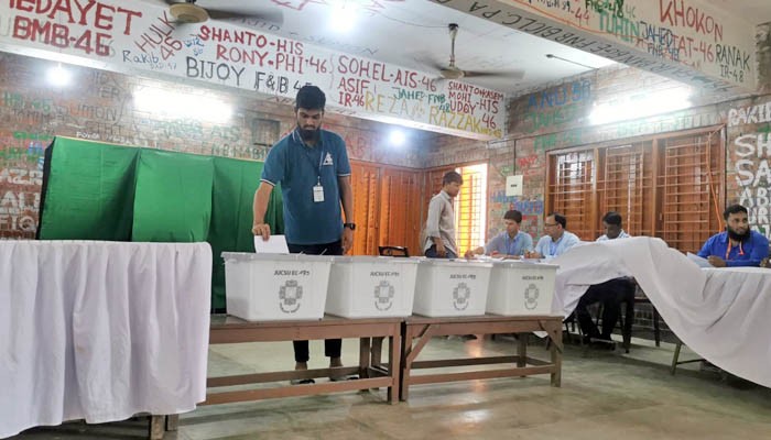 ​জাকসু নির্বাচনে ভোটগ্রহণ চলছে