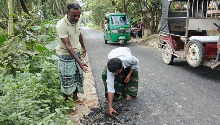 ​ঘষা দিতেই উঠে যাচ্ছে সড়কের কার্পেটিং, ক্ষোভে ফুঁসছে এলাকাবাসী