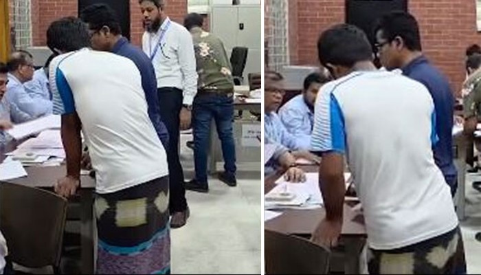​লুঙ্গি পরে ভোট দিলেন জাবি শিক্ষার্থী!