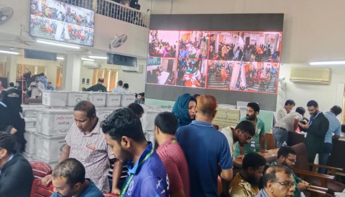 ​জাকসু নির্বাচন: চলছে গণনা, বাড়ছে অপেক্ষা